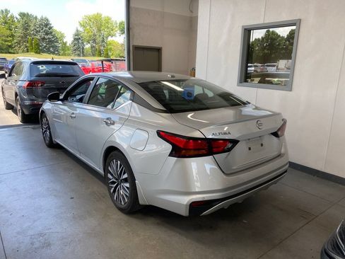 Used 2024 Nissan Altima 2.5 SV FWD image 3