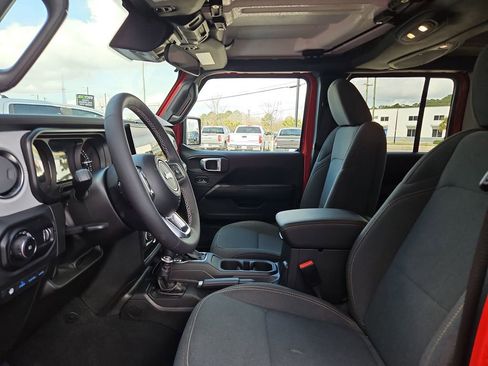 Used 2025 Jeep Wrangler Unlimited Sahara AWD/4WD image 23