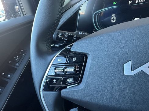 Used 2023 Kia Niro EX Touring image 17