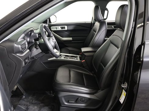 Used 2023 Ford Explorer XLT w/ Equipment Group 202A image 31