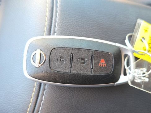 Used 2025 Nissan Kicks SV AWD/4WD image 33