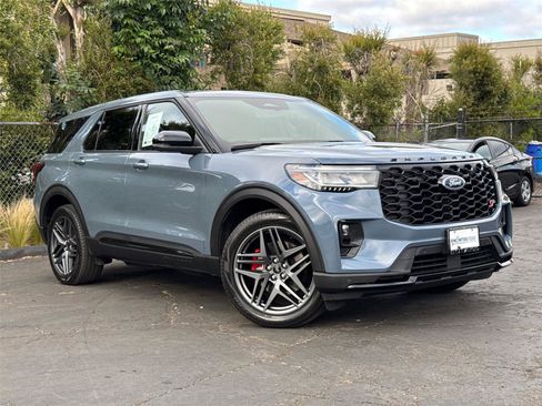 Used 2025 Ford Explorer ST image 2