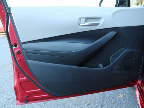 Used 2020 Toyota Corolla LE image 12