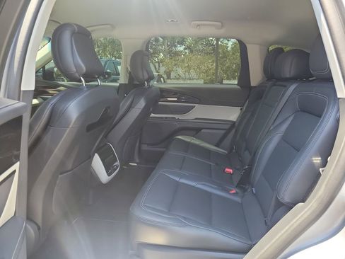 Used 2024 Lincoln Nautilus Premier AWD/4WD image 18