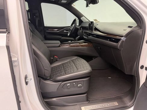 Used 2024 Cadillac Escalade Sport Platinum w/ LPO, ONYX Package AWD/4WD image 9