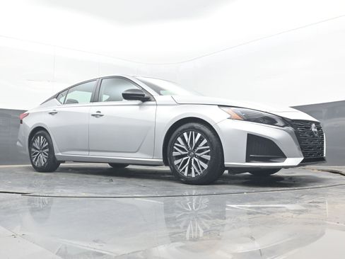 Used 2024 Nissan Altima 2.5 SV FWD image 22