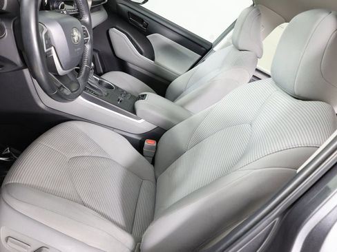 Used 2023 Toyota Highlander LE image 8