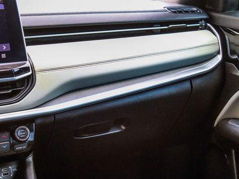 Used 2025 Jeep Compass Limited image 17