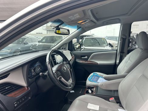 Used 2017 Toyota Sienna Limited image 11