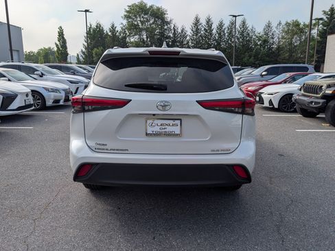 Used 2022 Toyota Highlander XLE AWD/4WD image 4