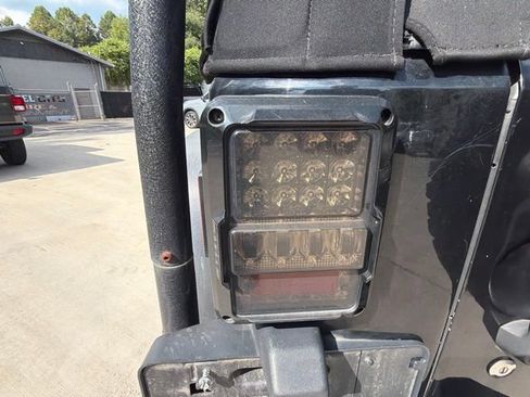 Used 2015 Jeep Wrangler Rubicon w/ Power Convenience Group AWD/4WD image 12