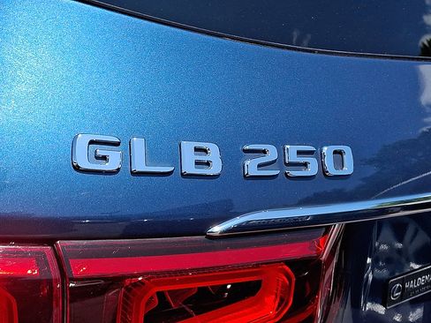 Used 2021 Mercedes-Benz GLB 250 4MATIC image 29