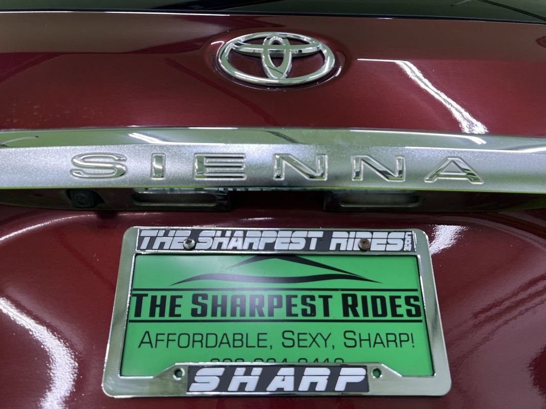 Used 2020 Toyota Sienna XLE w/ XLE Navigation Package FWD image 12