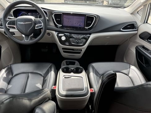 Used 2023 Chrysler Pacifica Touring-L image 10