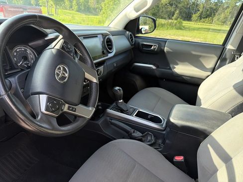 Used 2017 Toyota Tacoma SR5 w/ Tow Package RWD image 12
