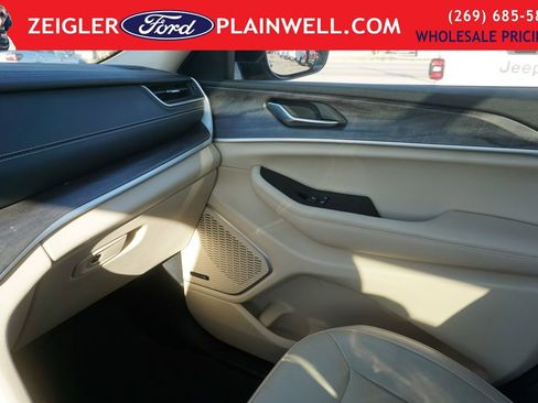 Used 2022 Jeep Grand Cherokee Limited image 36