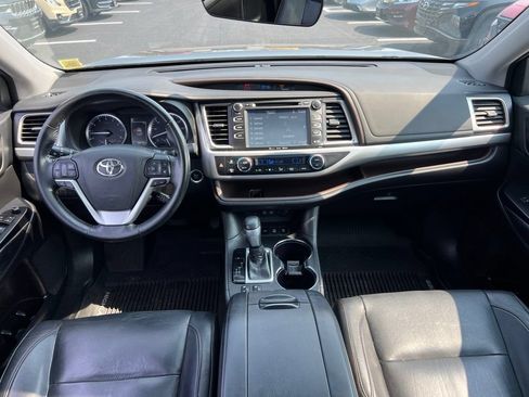 Used 2018 Toyota Highlander XLE AWD/4WD image 19