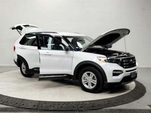 Used 2024 Ford Explorer XLT w/ Equipment Group 202A image 9