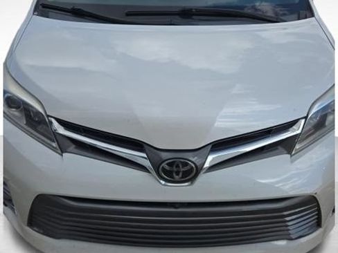 Used 2020 Toyota Sienna Limited Premium AWD/4WD image 5