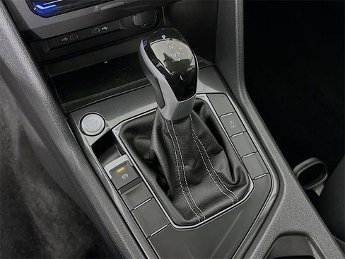 Used 2024 Volkswagen Tiguan SE image 17