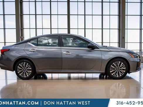 Used 2025 Nissan Altima 2.5 SV FWD image 35