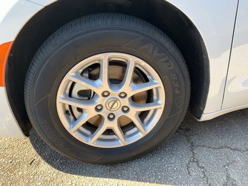 Used 2024 Chrysler Pacifica Touring-L image 6