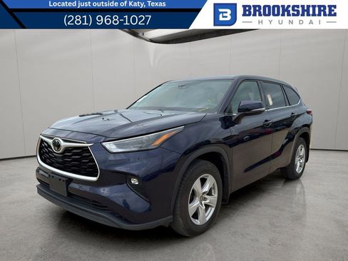 Used 2022 Toyota Highlander LE image 1