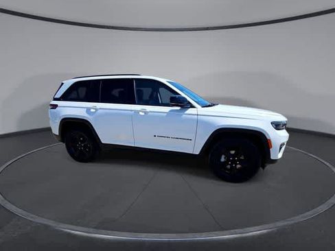 Used 2023 Jeep Grand Cherokee Limited w/ Black Appearance Package AWD/4WD image 9