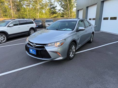 Used 2016 Toyota Camry SE w/ Moonroof Package image 2