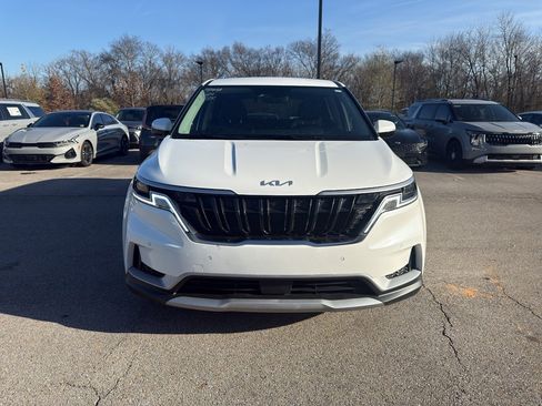 Used 2024 Kia Carnival EX image 2