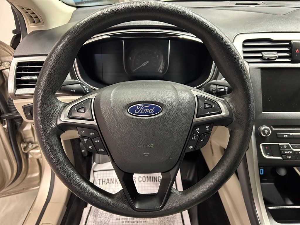 Used 2017 Ford Fusion SE FWD image 10
