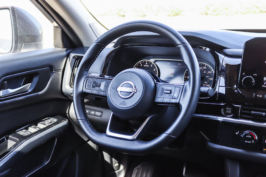 Used 2025 Nissan Pathfinder SL w/ SL Premium Package FWD image 17
