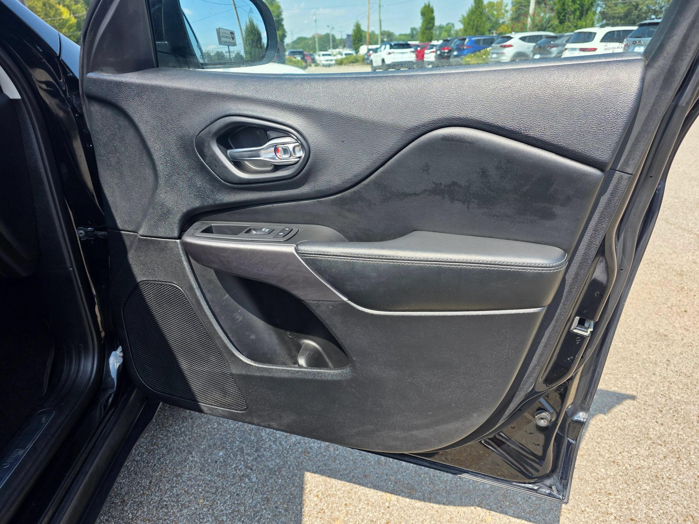 Used 2019 Jeep Cherokee Limited AWD/4WD image 5