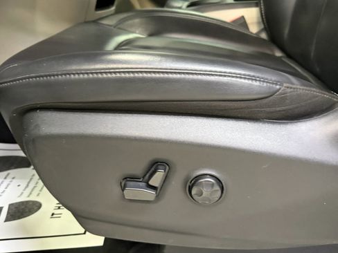 Used 2023 Chrysler Pacifica Touring-L image 35