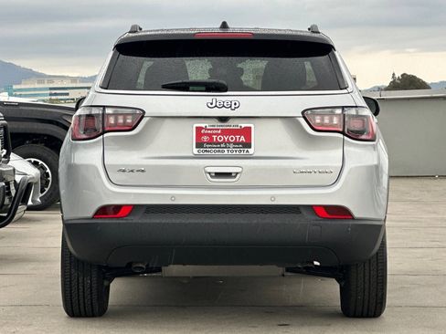 Used 2025 Jeep Compass Limited image 9
