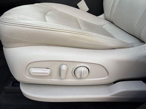 Used 2023 Buick Enclave Essence image 13