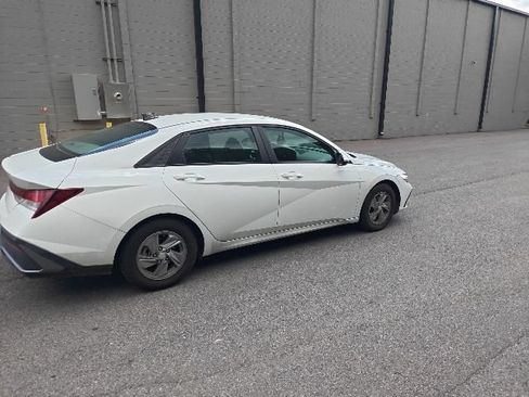 Used 2024 Hyundai Elantra SE FWD image 3