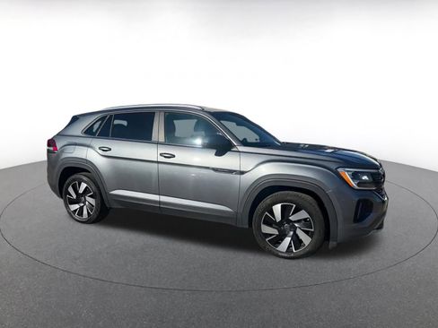 Used 2025 Volkswagen Atlas Cross Sport SE image 2