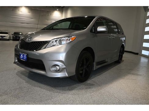 Used 2013 Toyota Sienna SE FWD image 10