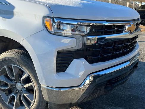 Used 2024 Chevrolet Silverado 1500 LT image 9