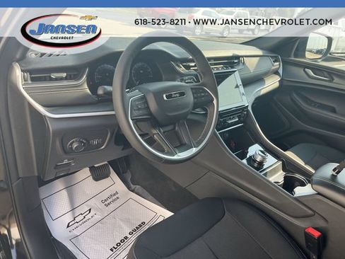 Used 2025 Jeep Grand Cherokee Laredo AWD/4WD image 10