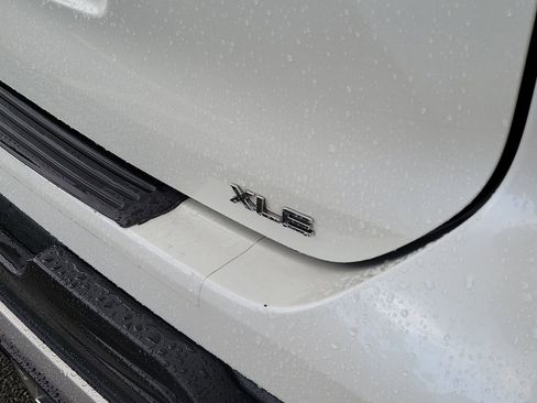 Used 2021 Toyota Highlander XLE FWD image 7