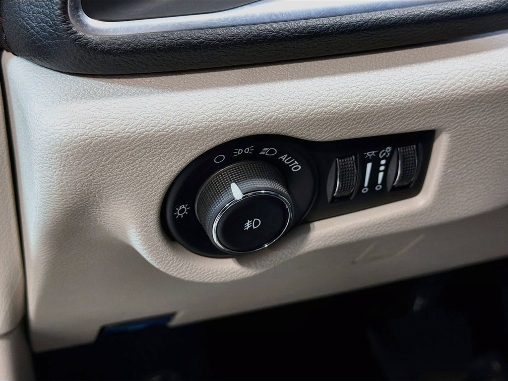 Used 2024 Chrysler Pacifica Limited FWD image 12