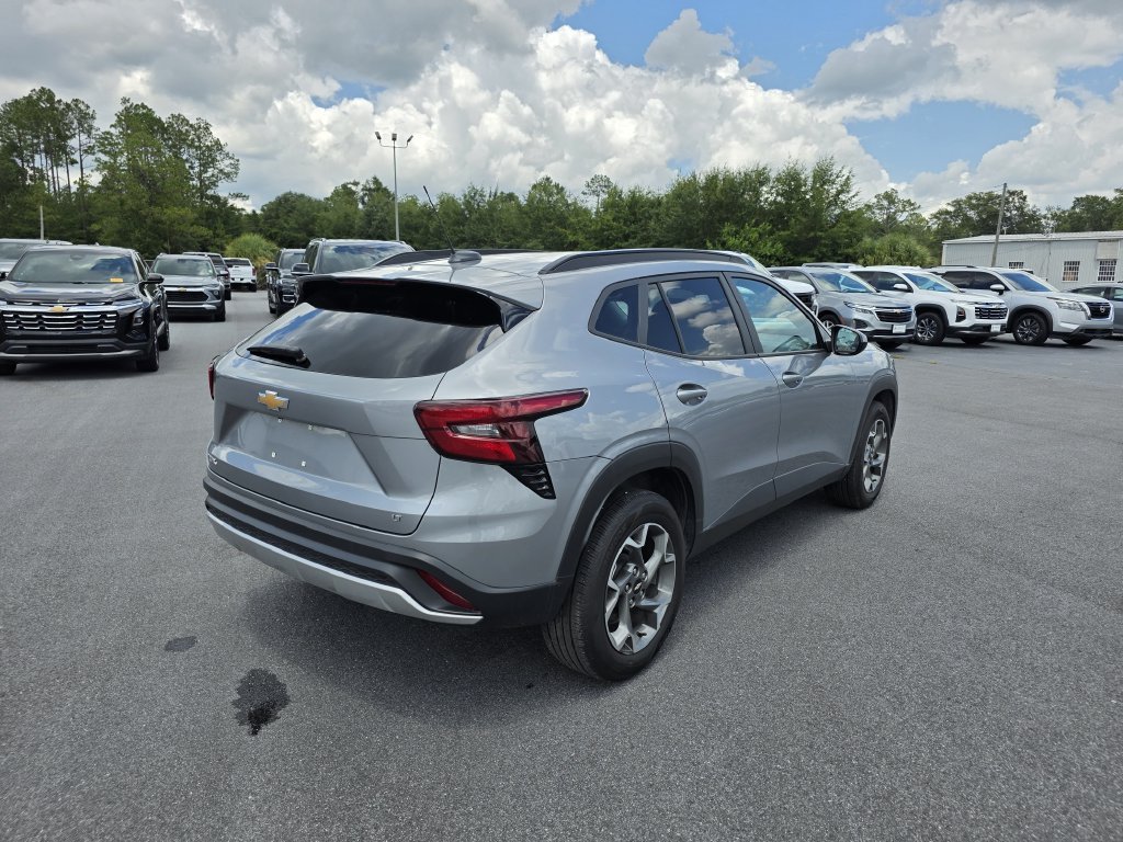 Used 2025 Chevrolet Trax LT FWD image 6