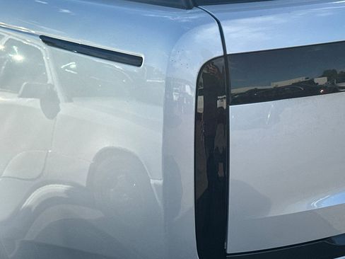 Used 2025 Land Rover Range Rover SE image 9