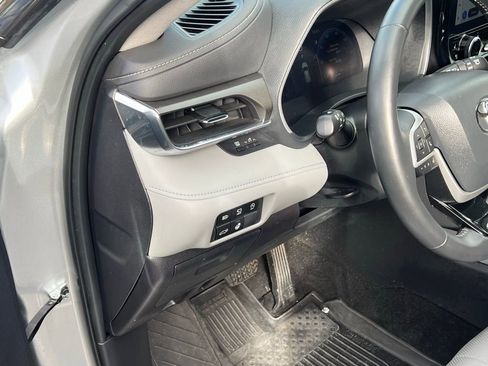 Used 2023 Toyota Highlander Limited image 11