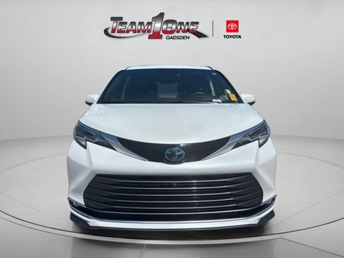 Used 2022 Toyota Sienna Platinum FWD image 2