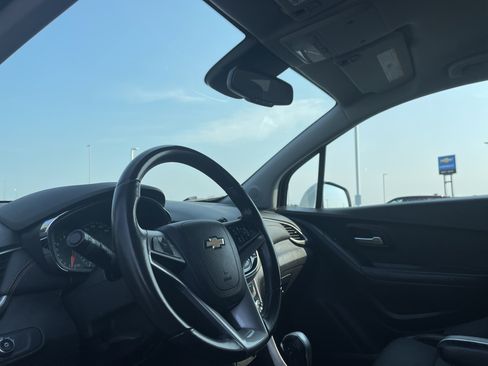 Used 2019 Chevrolet Trax LT w/ LT Convenience Package FWD image 9