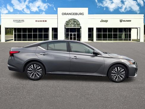 Used 2024 Nissan Altima 2.5 SV FWD image 9