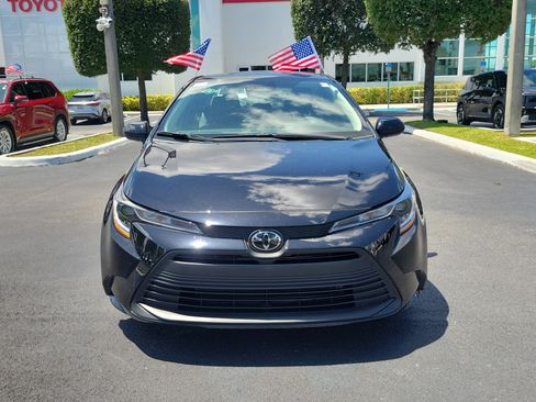 Used 2025 Toyota Corolla LE FWD image 4